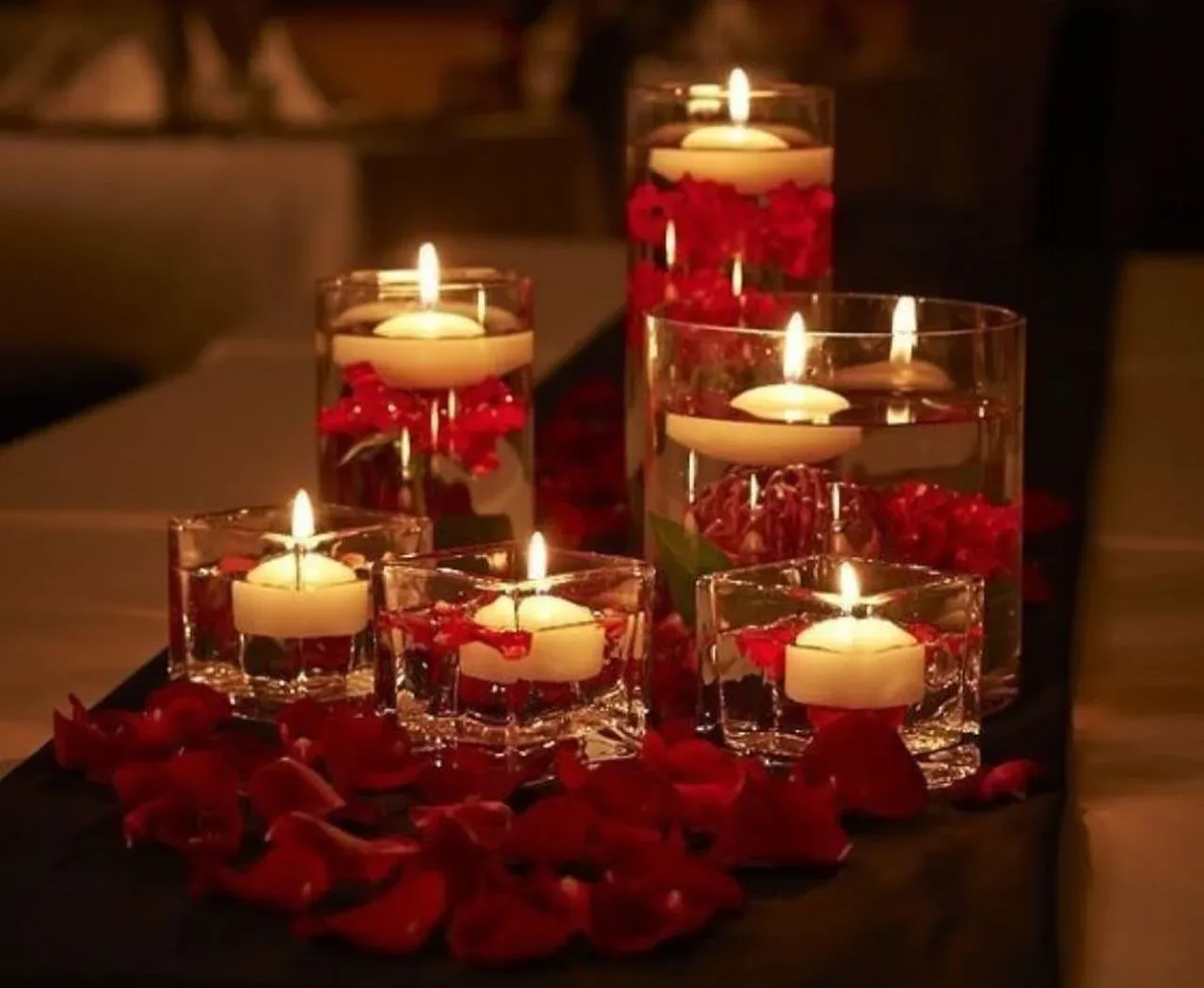 Bougies et pétales de roses pour le hammam de la mariée