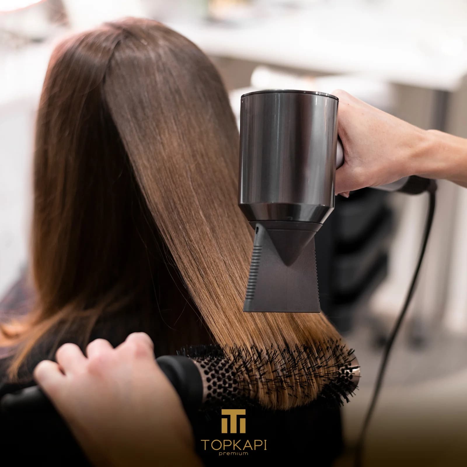 Brushing expert au salon de coiffure Topkapi