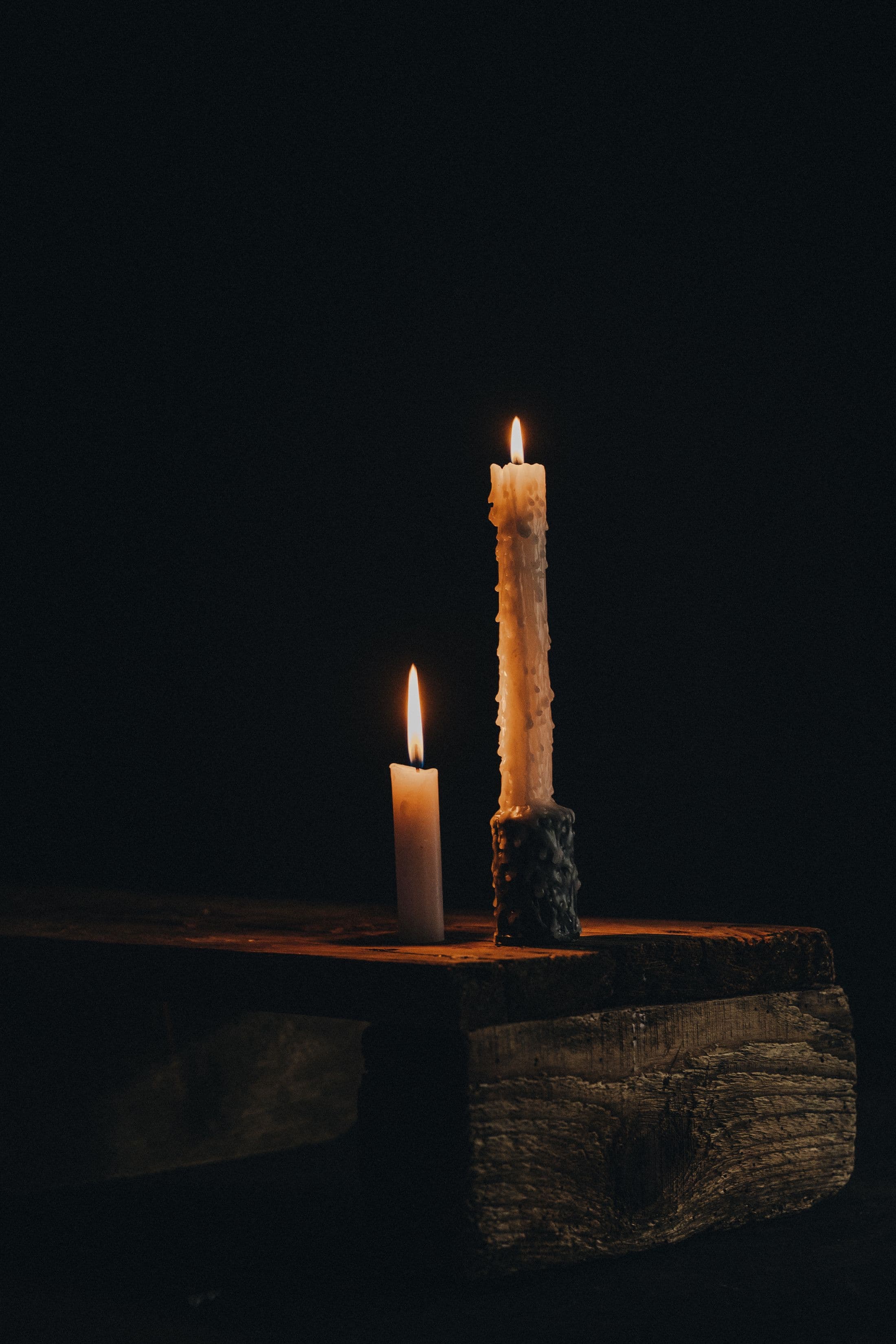 Deux bougies allumées en clair-obscur