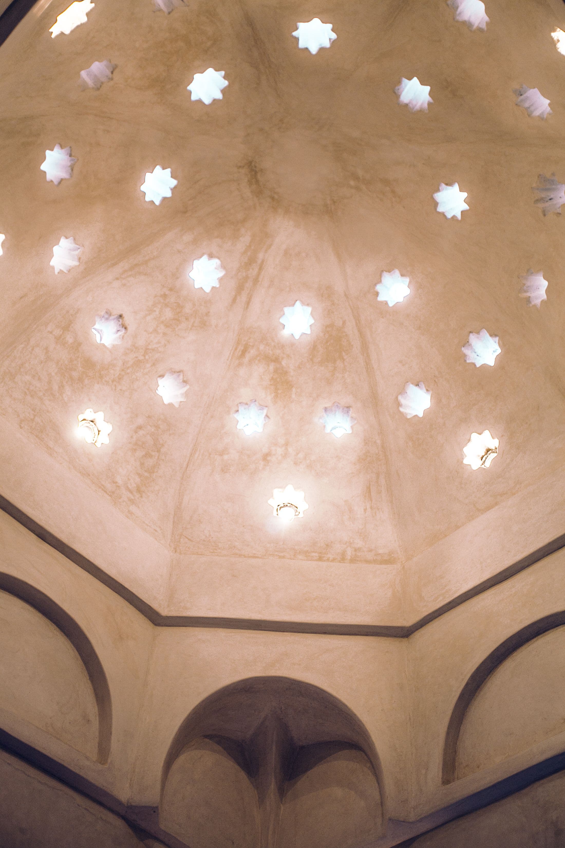 Coupole de hammam percée de puits de lumière en étoile