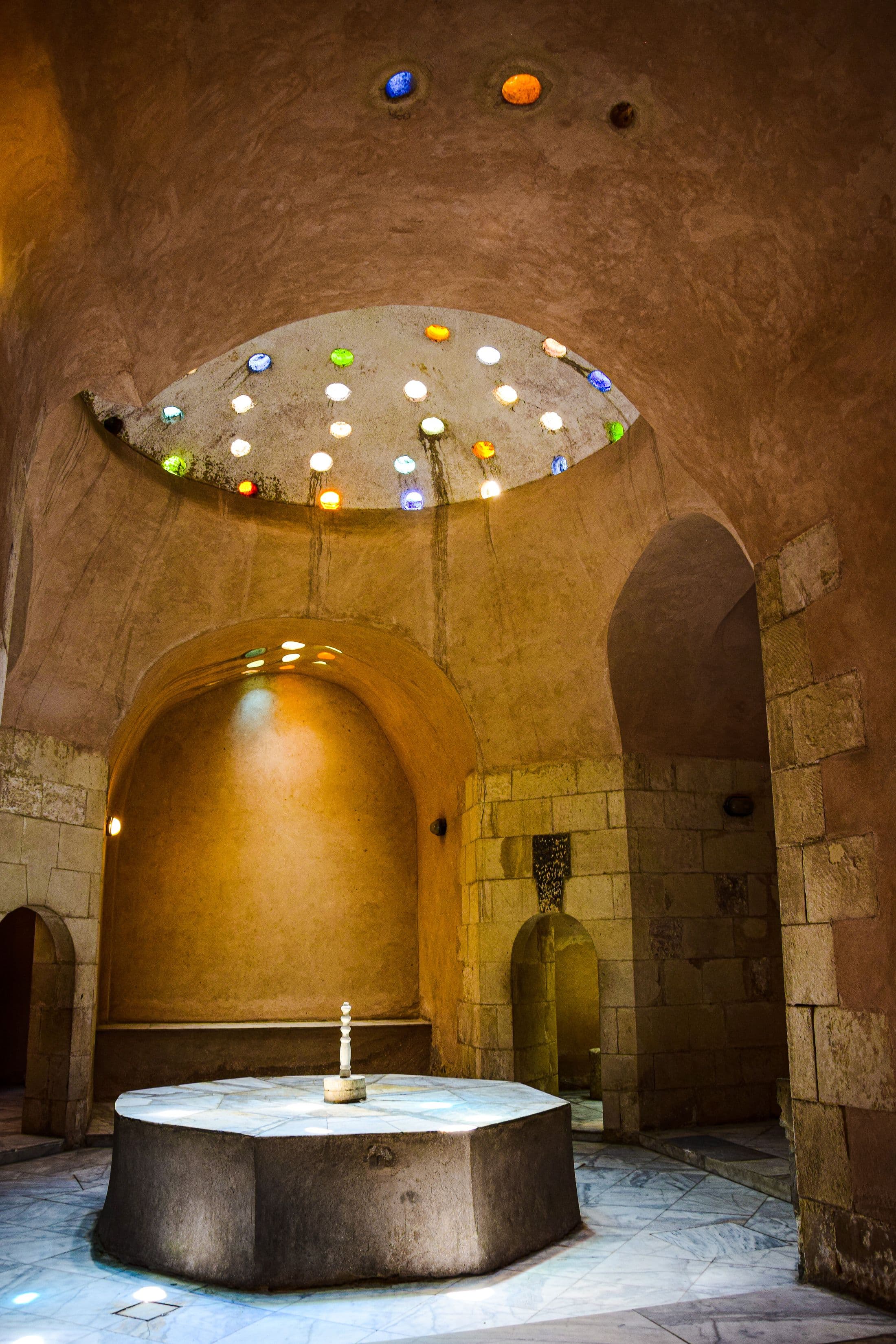 Hammam historique aux arches de pierre et coupole percée de lumière