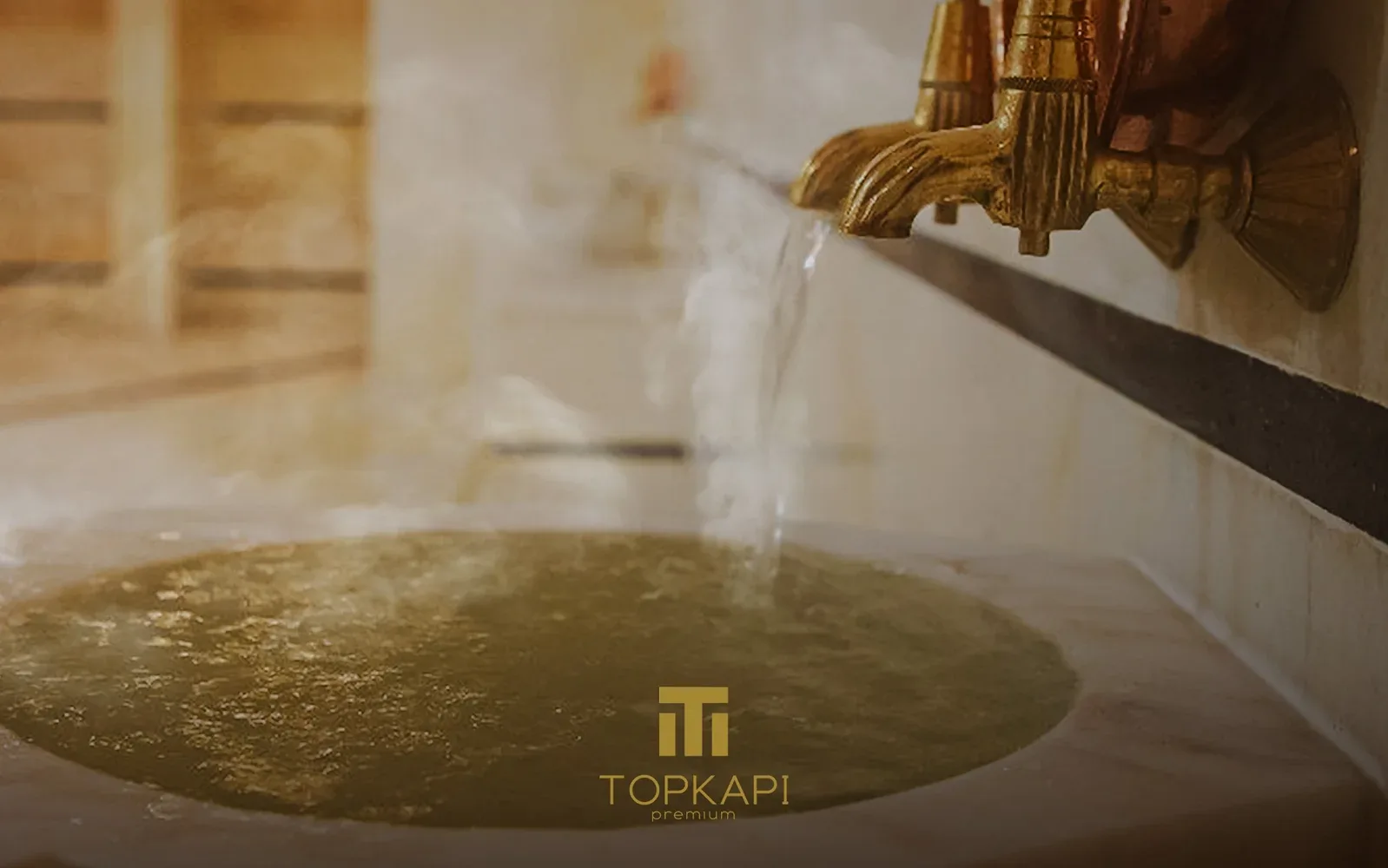 Fontaine d’eau chaude et vapeur dans le hammam Topkapi