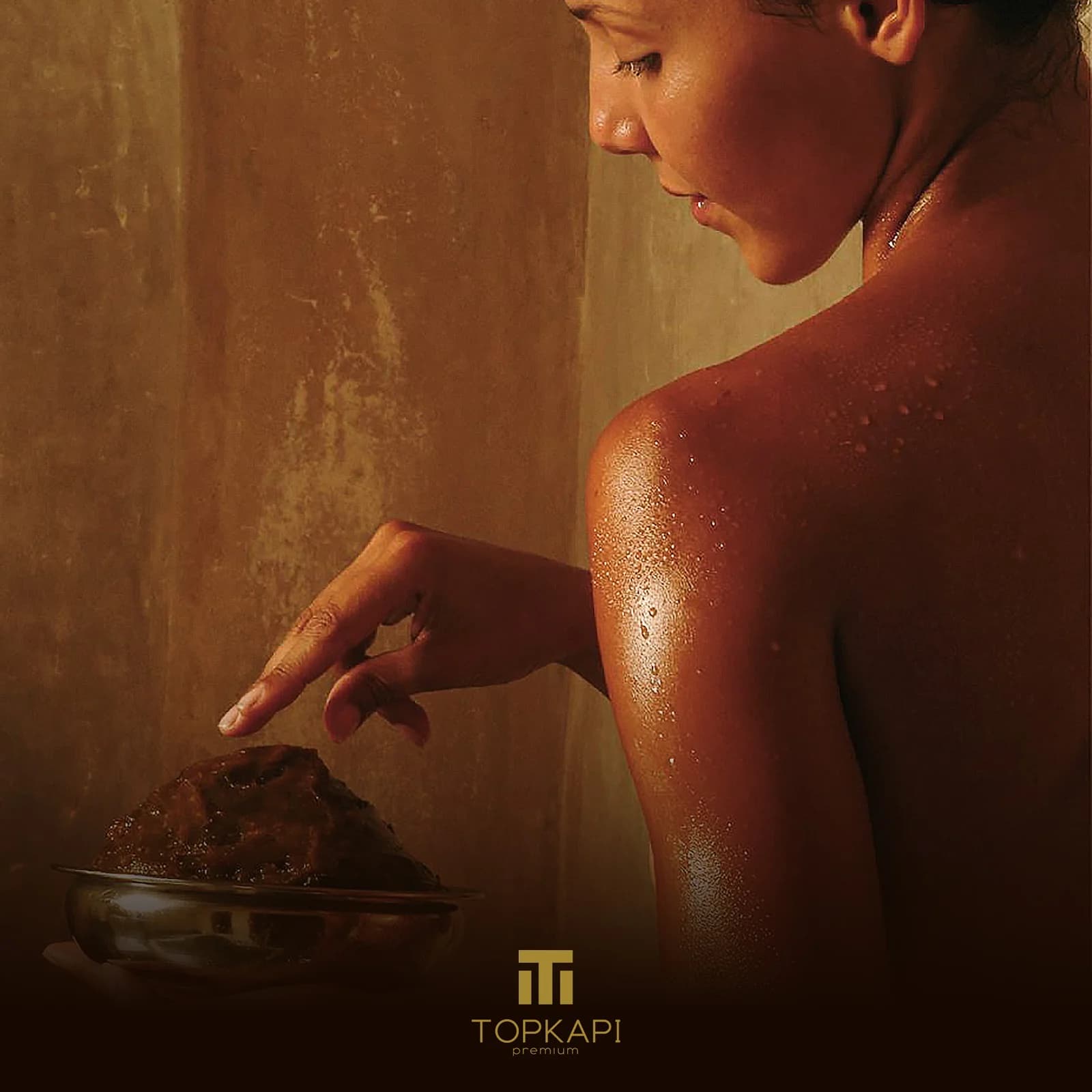 Application d’un soin corps traditionnel au hammam