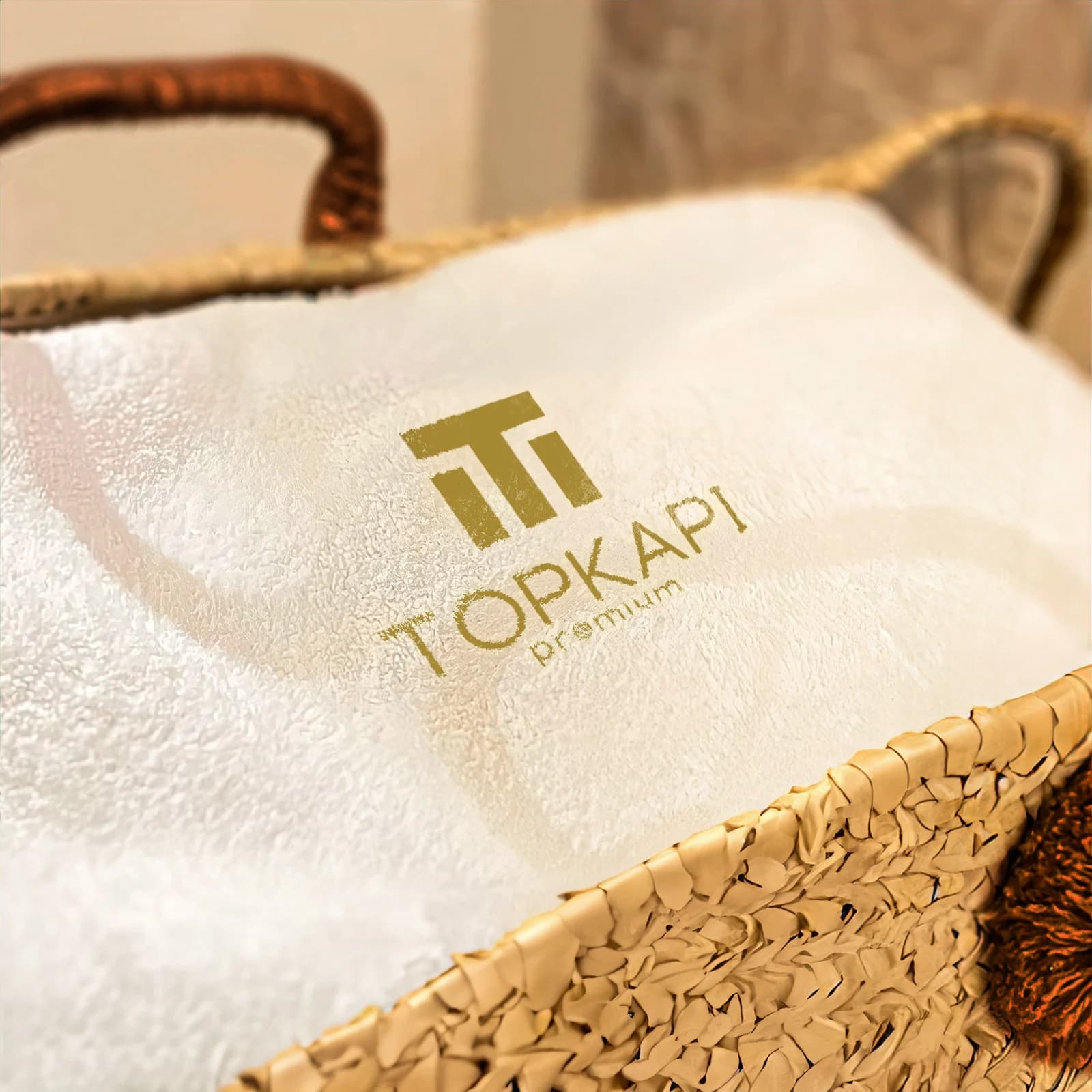 Serviette brodée Topkapi présentée dans un panier